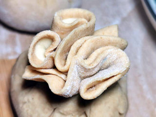 29、梅干菜肉包,这种方式，比捏花简单，也挺美的