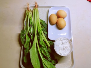 1、菠菜蛋卷,菠菜 鸡蛋 面粉准备好