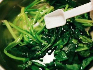 2、菠菜蛋卷,菠菜清洗干净 放入开水汆烫 水中加入2克盐 
