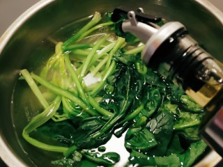 3、菠菜蛋卷,放入几滴食用油  