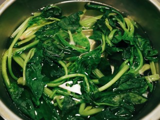 4、菠菜蛋卷,捞出过凉水