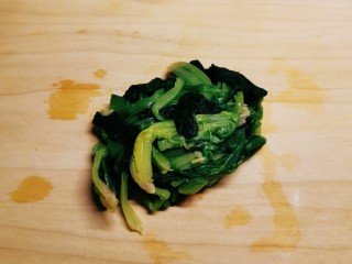 5、菠菜蛋卷,攥干水分