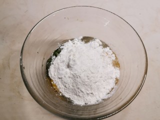 8、菠菜蛋卷,放入面粉 搅拌