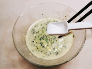 9、菠菜蛋卷,放入3克盐 3汤匙纯净水