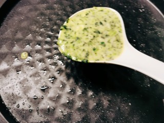 11、菠菜蛋卷,不粘盘刷一层油  用勺子将面糊倒入盘中  