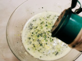 10、菠菜蛋卷,放入胡椒粉 搅拌成糊状