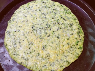 12、菠菜蛋卷,摊成圆形 加热 待一面成熟 翻另一面