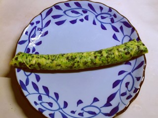 14、菠菜蛋卷,从一端卷起来