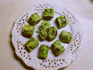 15、菠菜蛋卷,切小段  码放盘中