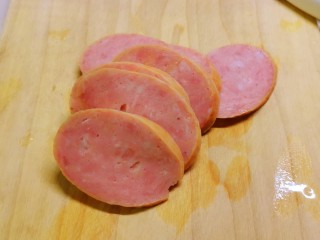 2、芝士火腿三明治,火腿肠切片