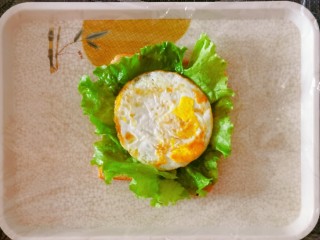 8、芝士火腿三明治,放入煎鸡蛋