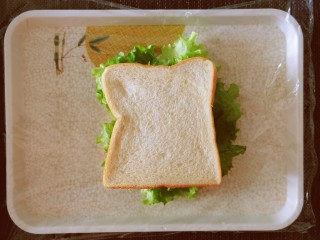 13、芝士火腿三明治,再覆盖一片吐司面包