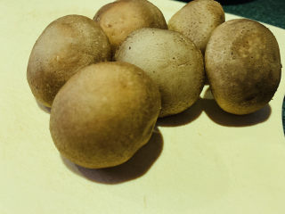 1、孜然烤香菇,新鲜香菇