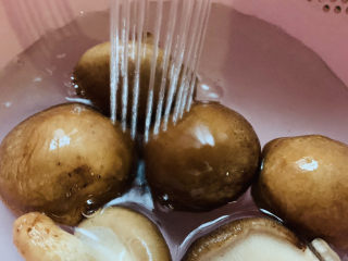 2、孜然烤香菇,洗净