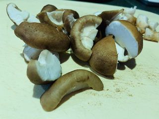 3、孜然烤香菇,摘去香菇脚，香菇切瓣