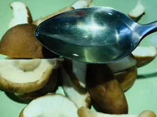 4、孜然烤香菇,加食用油