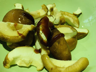 5、孜然烤香菇,加蚝油