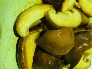 11、孜然烤香菇,搅拌均匀，腌制十分钟