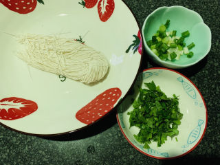 2、面线糊,把需要的食材准备一下,线面吃多少取多少,葱和香菜洗净,切粒切碎