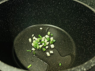 3、面线糊,锅加食用油,加葱粒