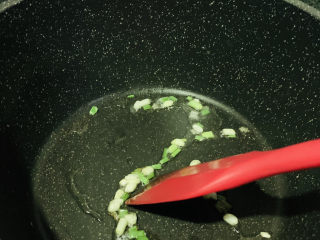 4、面线糊,将葱粒炒香