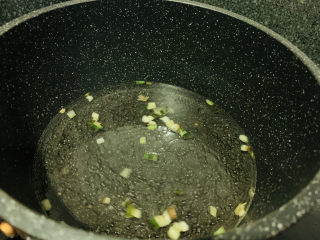 5、面线糊,葱粒一定要炒香后,才能加水,这样的汤汁味道才好