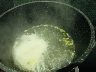 6、面线糊,汤汁煮开,加入线面