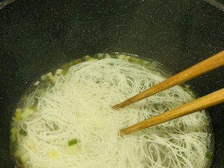 7、面线糊,用筷子将线面搅散,避免糊底