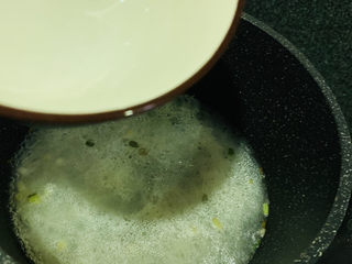 8、面线糊,煮一会,觉得太浓,可以再加些清水