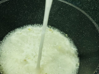 9、面线糊,煮到线面呈透明状时,就可以开始加调料