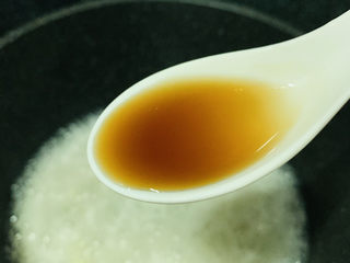 12、面线糊,滴些料酒,快速搅拌均匀调料