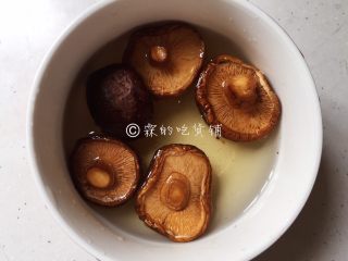 1、家常小炒皇,香菇,开水里泡发。