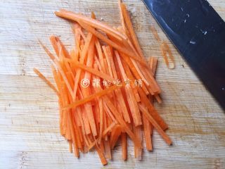 2、家常小炒皇,胡萝卜刨去外皮后,切成细丝。