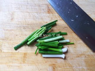 3、家常小炒皇,小葱切段。