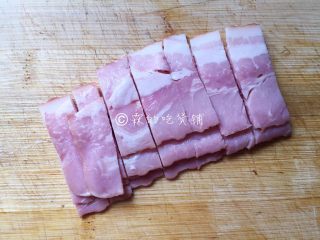 4、家常小炒皇,培根切小块。