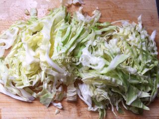 6、家常小炒皇,最后再把牛心菜切丝。