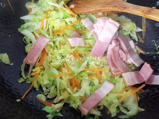 9、家常小炒皇,接着放入培根。