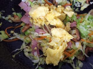 11、家常小炒皇,炒至培根变色,放入鸡蛋。