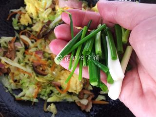 13、家常小炒皇,最后再放入葱段,翻炒均匀。