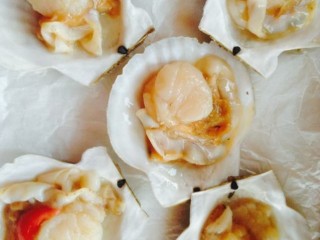 2、芝士焗扇贝,打开扇贝，用小刀沿着壳将扇贝肉剃下来