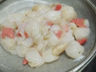 3、芝士焗扇贝,摘去鱼鳃状的部分，洗净扇贝肉跟扇贝壳，用厨房纸巾吸去扇贝肉表面的水份