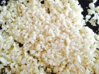 5、芝士焗扇贝,蒜，去皮洗净剁碎，剁碎一点更香哦