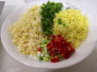 6、芝士焗扇贝,姜，葱，小米椒，都剁碎放盘中备用(葱跟葱白分开)