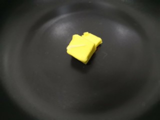 7、芝士焗扇贝,锅内放黄油，加热至融化