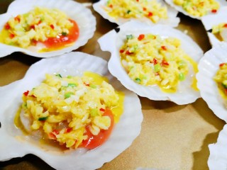 8、芝士焗扇贝,将炒好的蒜蓉用勺子舀入扇贝中，铺在扇贝的上面