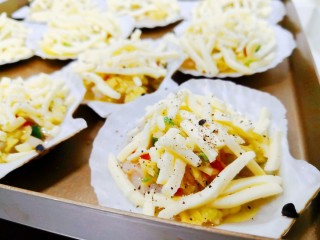 9、芝士焗扇贝,撒上芝士，盖住扇贝和蒜蓉，再现磨一点黑胡椒碎撒在上面