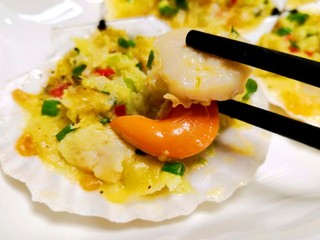 15、芝士焗扇贝,挖出藏在里面的扇贝肉，一口下去，好鲜嫩啊