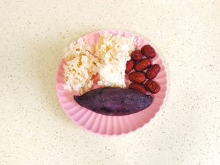 1、紫薯银耳粥,准备好食材