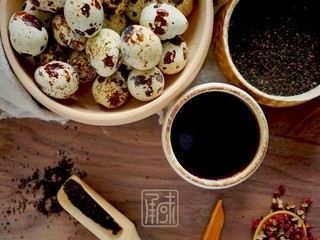 1、传男不传女的茶叶鹌鹑蛋，没你想的那么难,或许正如你看到的，这道小食也的确简单，但是有两个独家的窍门就可以让你如虎添翼，在众多美味中夺人眼球。第一步就是将买好的鹌鹑蛋在沸水中，煮上5-6分钟。 这样才可以保证你的蛋白不老，Q弹好吃。