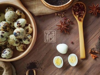 2、传男不传女的茶叶鹌鹑蛋，没你想的那么难,如果你喜欢味道更浓郁的可以将一半的蛋进行去皮。而另外一部分用勺子背面一个个敲碎。
